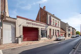 Cet entrepôt unique avec domicile à Izegem est à vendre dans la Stationsstraat. Cette propriété commerciale de caractère offre d'excellentes opportunités de combiner vie et travail sous un même toit. Avec un rez-de-chaussée commercial spacieux et une maison prête à emménager, le bâtiment bénéficie d'une excellente visibilité et d'un emplacement commercial à Izegem.<br /><br />Idéalement situé dans le centre d'Izegem, à 400 mètres de la Grote Markt, à 150 mètres de la gare et d'un arrêt de bus. Excellente accessibilité et accès facile à l'E403. Les écoles, les magasins et les terrains de jeux sont accessibles à pied.<br /><br />Surface<br /><br />- Superficie du terrain : env. 629 m²<br /><br />- Espace commercial/entrepôt : environ 543 m²<br /><br />- Maison : env. 262 m²<br /><br />- Sous-sol : env. 109 m²<br /><br />- Grenier : env. 80 m²<br /><br />Spécifications de la salle commerciale/de l'entrepôt :<br /><br />- Espace ouvert en L d'environ 543 m² (magasin, entrepôt ou atelier)<br /><br />- Entrée couverte, 2 places de parking et porte sectionnelle électrique (H : 3,80 m, L : 4,80 m)<br /><br />- Hauteur libre de 3,00 m, toit plat isolé avec lucarne et 4 lucarnes<br /><br />- Sous-sol d'environ 109 m² divisé en 4 espaces<br /><br />Spécifications de la maison :<br /><br />- Rez-de-chaussée : entrée séparée, bureau, atelier, cuisine, toilettes et monte-charge menant aux étages supérieurs<br /><br />- Premier étage : salon lumineux avec parquet massif et poêle à bois, cuisine ouverte et possibilité d'une grande terrasse sur le toit<br /><br />- Deuxième étage : 3 chambres, salle de bain avec bain à remous et douche à l'italienne<br /><br />- Grenier isolé d'environ 80 m²<br /><br />Vous recherchez un bien immobilier commercial composé d'un entrepôt et d'une maison à vendre à Izegem ? N'hésitez pas à nous contacter au 051 21 22 23.<br /><br />Registre des mesures: en cours de demande