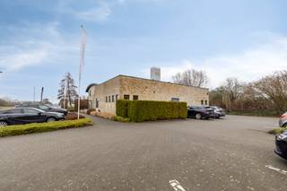 Dit multifunctionele kantoorgebouw te koop is gelegen op een ruim perceel van ca. 2.361 m² en geniet een centrale ligging tussen Oudenaarde en...