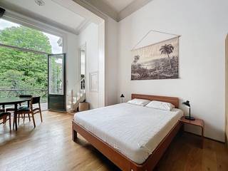 Dit volledig gerenoveerde appartement van ongeveer 76 m² bevindt zich op de tweede verdieping van een prachtig herenhuis en zal u bekoren met...