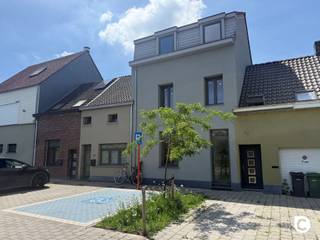<p><span>Karaktervolle woning met 5 slaapkamers, 2 badkamers en tal van mogelijkheden</span></p><p><span>Deze ruime woning werd reeds volledig gestript en vormt de ideale basis om verder af te werken naar eigen smaak en wensen. De ramen werden al vernieuwd, waardoor een belangrijke investering reeds achter de rug is.</span></p><p><span>Met maar liefst 5 slaapkamers en 2 badkamers biedt deze woning uitzonderlijk veel ruimte voor grote gezinnen, samengestelde gezinnen of wie wonen en werken wil combineren.</span></p><p><span>Buiten geniet u van een aangename koer/tuin met een gunstige zuidwestoriëntatie, waar u de hele namiddag en avond van de zon kunt genieten. Dankzij de uitstekende privacy creëert u hier een rustige en beschutte buitenruimte.</span></p><p><span>Extra troeven:</span></p><ul><li><span>Mooie en karaktervolle voorgevel </span></li><li><span>Hoge plafonds die zorgen voor een ruimtelijk gevoel </span></li><li><span>Gunstig EPC met B-label </span></li><li><span>5 volwaardige slaapkamers </span></li><li><span>2 badkamers </span></li><li><span>Vernieuwde ramen </span></li><li><span>Tal van mogelijkheden om de woning volledig naar eigen smaak af te werken </span></li></ul><p><span>Een unieke opportuniteit voor wie op zoek is naar een ruime woning met karakter en de vrijheid om er zijn eigen droomwoning van te maken.</span></p>
