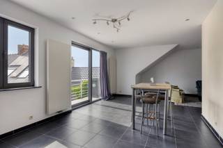 www.JUNOvastgoed.be --> tabblad downloads voor meer detailinfo.DE LIFT KOMT RECHTSTREEKS IN HET APPARTEMENT. Zeer ruime leefruimte, met open keuken...