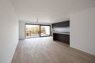 <h3><span><strong>Instapklaar appartement met terras (12 m²) in Brasschaat – wijk Kaart</strong></span></h3>
<p>In de gegeerde wijk Kaart te Brasschaat bevindt zich dit volledig gerenoveerde éénslaapkamerappartement op de eerste verdieping. Het appartement combineert hedendaags wooncomfort met een energiezuinige afwerking dankzij zonnepanelen en vloerverwarming. Met een ruim terras van ca. 12 m² en een logische, lichtrijke indeling vormt dit een ideale woonst of investering.</p>
<p><strong>Indeling</strong><br />Via de gemeenschappelijke inkomhal en trap bereiken we de eerste verdieping.</p>
<ul>
<li>Inkomhal</li>
<li>Apart toilet</li>
<li>Berging</li>
<li>Slaapkamer vooraan</li>
<li>Badkamer met lavabo, spiegel en inloopregendouche</li>
<li>Ruime en lichtrijke leefruimte</li>
<li>Open keuken met zittoog</li>
<li>Aangenaam terras van ca. 12 m²</li>
</ul>
<p>Dit appartement werd volledig gerenoveerd met duurzame en kwalitatieve materialen. De keramische parketvloeren combineren een warme uitstraling met onderhoudsgemak. Verder beschikt het appartement over nieuwe ramen, een vernieuwd dak, zonnepanelen en vloerverwarming doorheen de volledige woonst. Het te behalen E-peil van 30 onderstreept het energiezuinige en toekomstgerichte karakter van dit appartement.</p>
<p><strong>Troeven</strong></p>
<ul>
<li>Volledig gerenoveerd en instapklaar</li>
<li>Energiezuinig met zonnepanelen en vloerverwarming</li>
<li>Terras van ca. 12 m²</li>
<li>Open keuken met zittoog</li>
<li>Gelegen in de gegeerde wijk Kaart</li>
</ul>
<p>Ideaal appartement voor eigen bewoning of als investering, met een sterke combinatie van locatie, comfort en energiezuinigheid. Interesse? Contacteer ons via <strong>03 535 12 75</strong> voor meer informatie of een bezoek.</p>