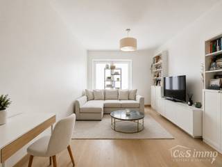 Ontdek dit prachtig afgewerkte nieuwbouwappartement (2017), gelegen in de gegeerde residentie Kaai 37 aan het Kempisch Dok. Dankzij de uitstekende ligging en de gunstige energiescore (A) geniet u hier van comfortabel en energiezuinig wonen.<br /><br />Via de ruime inkomhal met gastentoilet betreedt u de lichtrijke leefruimte, afgewerkt met kwalitatief parket. De slimme indeling zorgt voor een aangename combinatie van zit- en eetruimte, aansluitend op de volledig uitgeruste open keuken met voldoende opbergruimte en een praktische berging.<br />Vanuit de keuken heeft u directe toegang tot het zonnige terras, waar u kan genieten van een zijdelings zicht op het dok.<br /><br />Met een bewoonbare oppervlakte van 70 m² biedt dit stijlvolle éénslaapkamerappartement de perfecte mix van comfort, modern woonplezier en natuurlijke lichtinval.<br />De maandelijkse kosten bedragen €150 en omvatten het privatief verbruik van gas, evenals het onderhoud en de elektriciteit van de gemeenschappelijke delen. Daarnaast beschikt het gebouw over een beveiligde fietsenstalling en een privatieve kelderberging. Beschikbaar vanaf 1 september