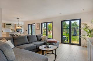 Deze prachtige woning, gebouwd in 2023, bevindt zich op een perceel van 726 m². De bruto bewoonbare oppervlakte bedraagt 309,89 m², verdeeld over...