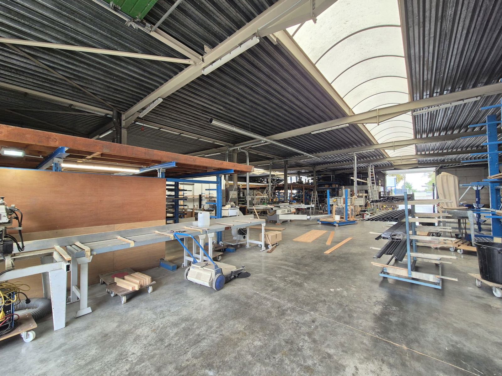Opslag/werkplaats van 1000 m² met bijkomende kantoorruimte - foto 4