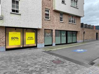 Moderne commerciële ruimte te huur, met een oppervlakte van ca. 265 m² in het centrum van Mol. <br />Dit pand bestaat uit een winkelruimte, inclusief pasruimte en keukentje. <br />Verder is er nog een bergruimte in de kelder.  (ca. 32 m2)<br />De berging in de kelder is via de lift te bereiken.<br />GEEN horeca toegelaten. <br />Het betreft een hoekpand tegenover REX schouwburg/ Cultuurcentrum Mol. <br />Bevoorrading en levering is mogelijk langs zijkant gebouw. <br />De huurprijs bedraagt 2.750 euro per maand. <br />Onroerende voorheffing ten laste van de huurder. <br />EPC LABEL B. <br /><br />Benieuwd naar dit bedrijfsvastgoed te huur regio Mol? Contacteer info@immodelestre.be of 054 33 62 52. <br />www.immodelestre.be<br /><br />