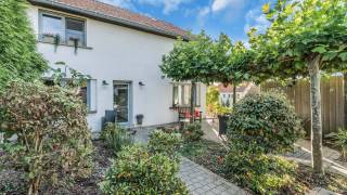 **BOEK JE BEZOEK ZELF ONLINE IN VIA WWW.IMMO3000.BE**<br />Immo3000 heeft alweer een mooi huis te koop in Linden : <br />deze keer een vrijstaande en instapklare woning met 3 slaapkamers en mooie inrichting. <br />Bovendien krijg je op hetzelfde perceel een groot bijhuis , waar momenteel een praktijk in gehouden wordt.<br />Indeling : inkom, aparte bureau, grote living en eetplaats met veel open zicht. Aansluitend een open en ingerichte mooie keuken, met annex kleine berging. Toegang tot de zuidgerichte tuin.<br />Op de verdieping vind je 3 mooie grote slaapkamers, en nog een grote badkamer. Verder nog een niet-ingerichte zolder.<br />Het bijgebouw is royaal en bestaat uit een groot atelier, aansluitend een badkamer en verder nog een ruimte voor living / slaapkamer / keuken. Op het dak liggen zonnepanelen.<br />Op het terrein zelf staat nog een berging en er is parkeerplaats voor 4 wagens op eigen terrein.<br />Linden centrum is op geen 500m en daar hebben we alles wat je nodig hebt : Spar, bakkers, dokterspraktijk , winkels, tandarts, 2 scholen en natuurlijk een prima immokantoor ;-) <br />Leuven (station en opritten autostrade) is op slechts 5km.<br />Wordt dit je nieuwe thuis ? Bel 016/603000 voor een afspraak.