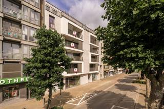 Dit nieuwbouwappartement is gelegen op de 1ste verdieping van residentie 'DE FABELS'. Dit gebouw heeft een uitstekende ligging aan de Grote Markt en beschikt over een mooie gevelbreedte. Ideaal voor veel lichtinval!<br /><br />Het gebouw is bij het ontwerp voorzien van een bijzonder fraaie gevel, mooie leefruimtes en beschikt over een doordachte indeling! <br /><br /><u><strong>Indeling van het appartement</strong></u><br />inkomdeur, open leefruimte (bestaande uit keuken, eetplaats en zithoek) dat uitgeeft op het ruime terras met afgesloten berging! Verder beschikt het appartement over een toilet, ruime badkamer, 2 slaapkamers, bureauruimte en een bergplaats.<br /><br />Enkele troeven:<br />* vloerverwarming werkend op individuele warmtepomp<br />* zonnepanelen op eigen teller<br />* prachtige afwerkingsgraad<br />* naadloze overgang van de binnen- naar buitenruimte<br /><br />Prijs: 395.500 Euro exclusief kosten.<br />Verplicht bijkopen van een berging.<br /><br />In de ondergrondse parking zijn er 7 parkeerplaatsen voorzien, mogelijkheid tot het aankopen van 1 van de plaatsen.<br /><br />Lastenboek en gedetailleerde prijslijst zijn na verzoek verkrijgbaar.<br /><br />Op zoek naar een centraal gelegen appartement met prachtige architectuur? Dan kan dit appartement u waarschijnlijk bekoren!