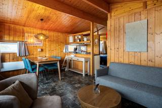 Op een uitstekende locatie in de nabijheid van Dinant bevindt zich dit vakantiehuis met 2 slaapkamers. U verblijft hier midden in de natuur, met diverse mogelijkheden voor ontspanning in de directe omgeving.<br /><br />Welkom in de Belgische Ardennen. Aan de oever van de Maas, op de zonnige zijde van een heuvel, ligt het sfeervolle vakantiepark Vallée Les Etoiles. Dit vormt een ideale uitvalsbasis om volledig tot rust te komen. U kunt er genieten van wandelingen en fietstochten door het groene landschap, of kiezen voor een uitdagende mountainbikeroute. Na een actieve dag kunt u ontspannen in dit comfortabele vakantiehuis. Vanaf de veranda heeft u een fraai uitzicht. Op het park zijn onder andere een verwarmd binnenzwembad, een speeltuin, een indoor speeltuin en animatie-voorzieningen aanwezig, die in het bijzonder aantrekkelijk zijn voor kinderen.<br /><br />Dit vrijstaande vakantiehuisje is geschikt voor maximaal 4 personen. De woonkamer is sfeervol ingericht en beschikt over een zithoek met haard en televisie, evenals een eethoek. De open keuken is volledig uitgerust met onder meer een filterkoffiezetapparaat, een koelkast met vriesvak, een combimagnetron, een vaatwasser en een waterkoker. Het chalet beschikt over 2 slaapkamers en een badkamer met douche, wastafel en toilet. Buiten bevindt zich een omheinde veranda met tuinmeubilair en er is parkeergelegenheid voor één auto in de nabijheid van de woning.<br /><br />Dit is een uitstekende opportuniteit als u op zoek bent naar een vakantiehuisje op een toplocatie nabij Dinant. Contacteer ons voor meer informatie op 0479/47.09.61 of neem een kijkje op www.boonstravastgoed.be .