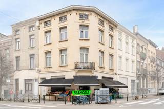 Op zoek naar een interessante investering? Deze instapklare opbrengsteigendom uit ca. 1900 met een bewoonbare oppervlakte van ca. 250 m² op een perceel van 70 m² bestaat uit vier erkende entiteiten en biedt een mooie opportuniteit voor investeerders die op zoek zijn naar een stabiel rendement.<br /><br />Op het gelijkvloers bevindt zich een kruidenierzaak met koer. De bovenliggende verdiepingen zijn ingedeeld als volgt:<br /><br />• 1ste verdieping: appartement met 1 slaapkamer (72m²)<br /><br />• 2de verdieping: appartement met 2 slaapkamers (72m²)<br /><br />• 3de verdieping: appartement met 1 slaapkamer (59m²)<br /><br />Elk appartement beschikt over een eigen keuken en badkamer met douche en/of ligbad.<br /><br />Openbaar vervoer, supermarkten en tal van voorzieningen bevinden zich in de directe omgeving. Daarnaast liggen Tour &amp; Taxis en het historisch centrum van Brussel op een boogscheut.<br /><br />Divers: Elektriciteit conform, Stedenbouwkundige inlichtingen aanwezig, (conformiteitsattest; de gevraagde werken nog niet uitgevoerd. Het pand wordt verkocht in de huidige staat, met de verkregen vergunning die inmiddels verlengd is met een jaar en de koper zal door de brandweer de gevraagde werken uitvoeren), aanwezig, PVC raamprofiel dubbele beglazing, individuele verwarming op aardgas (elk appartement), planché vloeren, dak in goede staat en geïsoleerd, kelder aanwezig, 3 gasmeters, 5 elektriciteitsmeters en 4 watermeters en enkel het gelijkvloers is verhuurd (€900)<br /><br />Dankzij de praktische indeling, erkende entiteiten en centrale ligging vormt dit pand een zorgeloze investering met veel potentieel.<br /><br />Interesse? Contacteer Davy Vermander voor meer informatie of een bezoek ter plaatse.<br /><br />