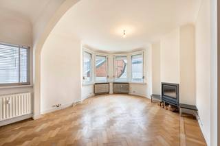 Indeling:Op zoek naar rust en comfort in hartje stad? Dit charmante appartement aan de achterkant van het gebouw op de Generaal Lemanstraat biedt...