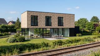Bouwgrond voor een half open bebouwing met een architecturaal ontwerp en veel aandacht voor wooncomfort. De aankoopprijs dient verhoogd te worden met € 15.000 (excl. BTW) voor de vergunning. De grond is gelegen naast nummer 131.<br /><br />Indeling van de te bouwen woning:<br /><u>Gelijkvloers:</u><br />Garage voor 1 wagen.<br />Inkomhal met afzonderlijk toilet. Ruime living met veel lichtinval door de grote raampartijen. Open keuken. Terras +/- 12 m² en tuin +/- 351 m².<br /><u>Eerste verdieping:</u><br />Nachthal. Berging. 3 slaapkamers. 2 badkamers.<br /><br />Plannen en vergunning beschikbaar op aanvraag.<br /><br /><br /><br />
