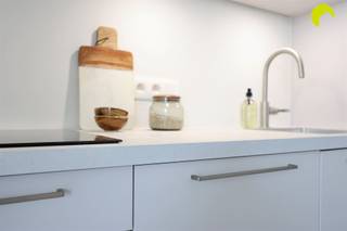<p><span>In de nieuwe site Stadsterras in Mortsel, wordt dit appartement te koop aangeboden. Interessant als investeringsproduct of voor eigen bewoning.</span></p><p><span> </span></p><p><span>In het gebouw Iduna, grenzend aan het park, bevindt zich dit BEN (bijna energie neutraal) appartement met 1 slaapkamer.</span></p><p><span>Door de ligging naar het zuidwesten, geniet dit appartement van aangenaam licht.</span></p><p><span>Het appartement wordt binnenkort opgeleverd! </span></p><p><span> </span></p><p><span>Hier woont u in een residentie, klaar voor de toekomst, dankzij:</span></p><p><span>- Zonnepanelen</span></p><p><span>- Thermische en akoestische isolatie</span></p><p><span>- Ventilatiesysteem type D</span></p><p><span>- Vloerverwarming</span></p><p><span>- Wandelafstand tot openbaar vervoer</span></p><p><span>- ...</span></p><p><span> </span></p><p><span>Ondergronds zijn er parkeerplaatsen, fietsenstallingen en bergingen.</span></p><p><span> </span></p><p><span>Benieuwd om het appartement vanbinnen te bekijken?</span></p><p><span>Maak nu een vrijblijvende afspraak met één van onze nieuwbouw experten via stadsterras@habicom.be of 03-449.42.41.</span></p><p><span>Verkoop onder het btw-stelsel (registratierechten op het grondaandeel en btw slechts op constructieaandeel).</span></p><p><span>Benieuwd naar de waarde van jouw woning?  Check het gratis op <span>www.watismijnhuiswaard.be</span></span></p><p><span> </span></p><p><span> </span></p>