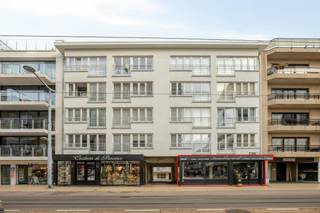 Overname gezellig restaurant 'Fleur de Sel' op toplocatie in Middelkerke<br /><br />Dit sfeervolle restaurant combineert een warme uitstraling met een overzichtelijke en efficiënte indeling — uitermate geschikt voor een gedreven koppel of een ambitieuze chef-kok die meteen wil starten.<br /><br />Indeling & Troeven<br />Warme verbruikszaal: Sfeervol ingericht met zitplaatsen voor 24 personen.<br /><br />Zonnig terras: Buitenruimte met capaciteit voor 8 personen direct aan de levendige wandel- en winkelstraat.<br /><br />Geïnstalleerde professionele keuken: Uitgerust met de nodige voorzieningen om direct aan de slag te gaan zonder grote opstartinvesteringen.<br /><br />Praktische kelderberging: Voldoende droge opslagruimte voor voorraad, dranken en materiaal.<br /><br />Aantrekkelijke huurvoorwaarden: Er wordt een nieuwe huurovereenkomst afgesloten aan een gunstige huurprijs van € 2.100,00 per maand.<br /><br />Strategische ligging in Middelkerke<br />De Leopoldlaan staat bekend als een van de belangrijkste en meest dynamische aders van Middelkerke. Door de continue stroom van zowel lokale bewoners als kusttoeristen geniet 'Fleur de Sel' van een uitstekende visibiliteit en veel passage.
