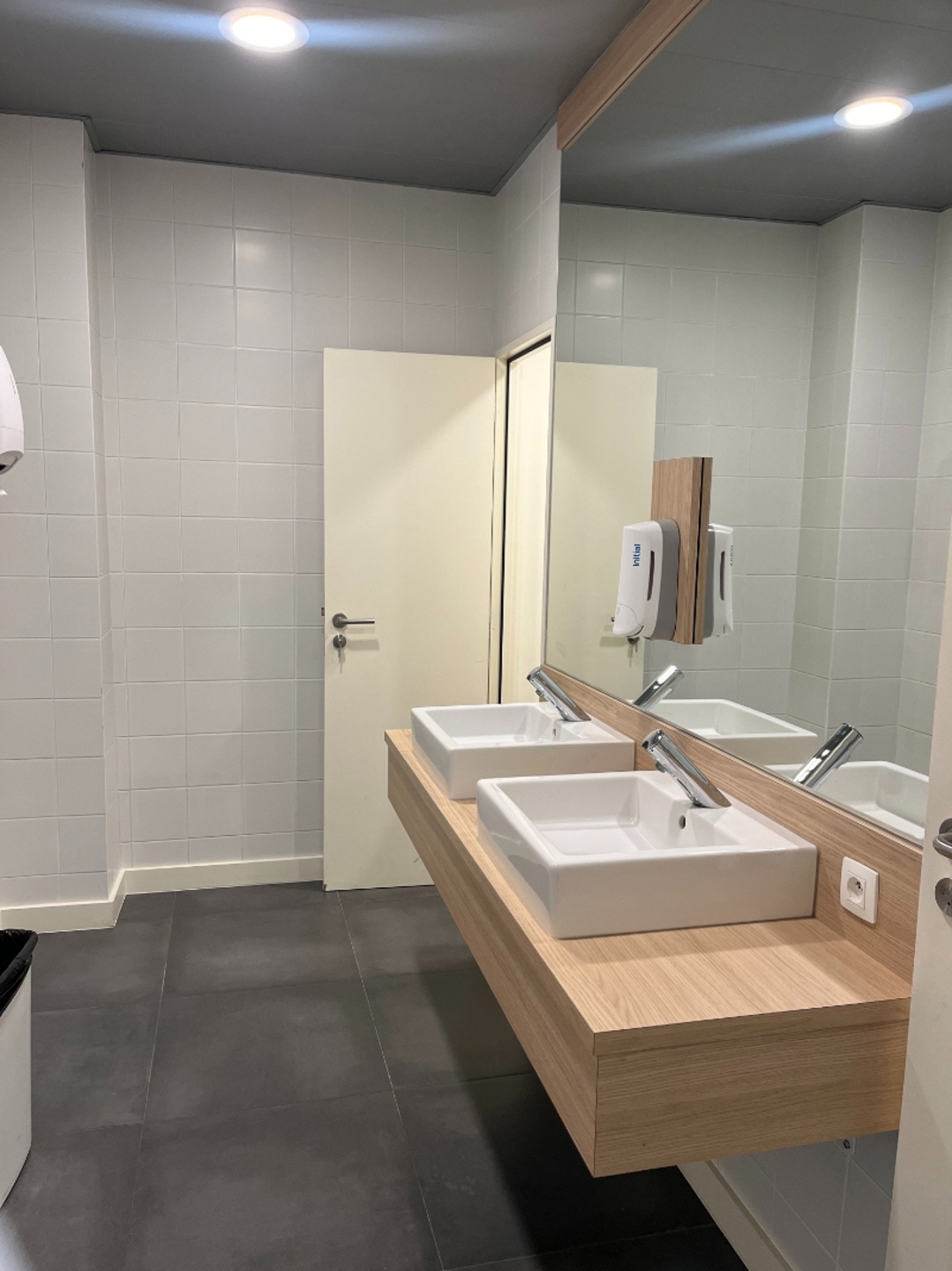 Commercial for rent in Waterloo - photo 3