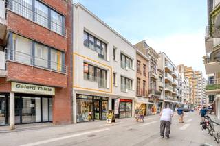 Op enkele passen van de ZEE bevindt zich dit TRENDY &amp; 100% GERENOVEERD appartement (1°V) met 1 slaapkamer! Dit KWALITATIEF &amp; ENERGIEZUINIG appartement maakt deel uit van een verzorgde, kleinschalige residentie (GEEN SYNDICKOSTEN!). Omvat: lichtovergoten woonkamer met moderne open keuken (voorzien van o.a. inductiekookplaat, dampkap, vaatwas, ijskast met diepvriesvak, combi-oven, composiet werkblad, ...), 1 ruime slaapkamer, luxueuze badkamer (lavabomeubel, prachtige inloopregendouche, combi was/droogkast), afz. toilet. VERNIEUWD (2022): CV op aardgas (Vaillant), dubbel glas in PVC schrijnwerk, videoparlofoon, GOEDGEKEURDE elektriciteit, nieuw geïsoleerd dak. EPC: label A. Asbestveilig (= geen asbest). Super ligging in hartje Blankenberge: vlakbij de zee, 't Witte Paard, winkels, openbaar vervoer,... KORTING REGISTRATIERECHTEN mogelijk. Perfect geschikt voor vaste bewoning, tweede verblijf of vakantieverhuur! TOPPER!!
