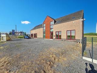 Havay — Immeuble mixte (±654 m²) avec parkings (avant et arrière pour minimum 15 véhicules), ascenseur et avec haute visibilité le long de la N6Vous...