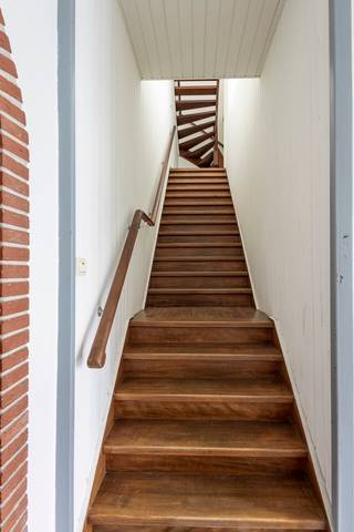 Gelegen op een gunstige locatie in Denderhoutem nabij de dorpskern met een goede bereikbaarheid <span>op wandelafstand van de nodige nutsvoorzieningen, winkels en horecagelegenheden in de buurt.</span><br /><br /><span>-1 verdieping:</span> appartement met terras. Indeling: <span>woonkamer met terras</span>, <span>ingerichte </span>keuken, slaapkamer, badkamer en toilet. (77m²)<br /><span><span>Gelijkvloers:<br /></span>- duplex appartement met 2 slaapkamers. Indeling: hal, toilet, ruime woonkamer met groot overdekt terras, ingerichte keuken, nachthal, 2 slaapkamers en badkamer. (100m²)<br />- vernieuwd appartement met 1 slaapkamer. Indeling: ruime woonkamer, ingerichte keuken, badkamer, slaapkamer. (63m²)<br /><span>1e verdieping:</span> ruim appartement. Indeling: ruime woonkamer met terras, ingerichte keuken, badkamer, toilet en 2 slaapkamers. (110 m²)<br /><span>2e verdieping:</span> appartement met 4 slaapkamers. Indeling: grote living met open keuken, terras, nachthal, badkamer en 4 slaapkamers. (114 m²)<br /><br /></span>Er is een grote loods (155m²) aanwezig die momenteel dienst doet als overdekte parkeerplaatsen.<br /><br /><span>Alle appartementen zijn momenteel verhuurd. Dit gebouw is ideaal als investering met een goed rendement.<br />Er is geen lift aanwezig waardoor de onkosten minimaal zijn.</span>