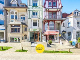 Goed gelegen gebouw op 117m² te De Panne bestaande uit een handelsruimte (voormalige horecazaak - frituur) en woonst. Dit eigendom voorzien van een prachtige gevel (vakwerkhuis - woning met colombages) is gelegen op 10m van de winkelstraat en aan het begin van de Dumontwijk. Het gelijkvloers is momenteel voorzien van een voorterras, lichtrijke handelsruimte, keukenruimte, beging, sanitaire blok, hall naar de verdiepingen en een koer. De verdiepingen zijn momenteel ingericht als een groter woonappartement (1e & 2e verdiep) en een studio gelegen op het 3e verdiep. De verdiepingen kunnen samen ook dienst doen als één appartement. Elektriciteit conform. Kortom een eigendom met veel potentieel en tal van mogelijkheden. Aarzel niet ons te contacteren voor een bezoek. EPC: 542 UC: 3550932 (geen renovatieplicht - beschermd stad- en dorpsgezicht) (Ref. NI26572)<br /><br />Neem voorsprong met een vrijblijvende en gratis schatting van uw eigendom via:<br />http://www.residentievastgoed.be/gratisonlineschatten