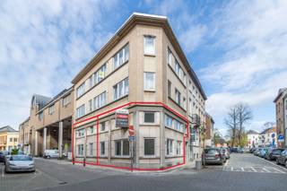Investeringsopportuniteit met topligging: 2 instapklare, ruime (100.00 + 86.00m²) en lichtrijke 2-slaapkamer duplex-appartementen met gunstige EPC score’s: (C), conforme elektrische installaties, nieuwe ingerichte keukens en vernieuwde douchekamers.<br /><br />Appartement 1 - (86.00m²): <br />Op het gelijkvloers: inkomhal met bergruimte, ruime living en nieuwe ingerichte keuken (samen 27.00m² - verlek, kookplaat, dampkap, oven);<br />Op de 1e verdieping: nachthal met toilet, 2 slaapkamers ( 8.60 / 15.00m²), douchekamer (inloopdouche + wastafel);<br />Appartement 2 - (100.00m²): <br />Op het gelijkvloers: inkomhal, ruime living en nieuwe ingerichte keuken (samen 32.45m²), berging;<br />Op de 1e verdieping: nachthal met toilet, 2 slaapkamers ( 8.35 / 11.40m² + 8.35), douchekamer (inloopdouche + wastafel);<br />Verder: Gemeenschappelijke fietsenkelder.<br /><br />Buitenschrijnwerk PVC dubbel glas - 2x Individuele centrale verwarming op aardgas (Vaillant)<br />Nutsvoorzieningen: individuele tellers gas, water, elektriciteit<br />Huuropbrengsten : 900€ + 920€ = 4.3% rendement<br />Elektrische installatie conform tot 2042 + 2048<br />EPC score’s: (C)