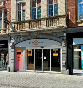 Op een absolute toplocatie, in het meest commerciële gedeelte van de Diestsestraat, bevindt zich <strong>dit uitzonderlijke handelspand met een prachtige historische uitstraling.</strong> Gelegen in de belangrijkste winkelstraat van Leuven, geniet deze commerciële ruimte van een uitstekende visibiliteit en een constante stroom van shoppers, studenten en bezoekers. Dankzij de aanwezigheid van talrijke nationale en internationale retailers vormt deze locatie de ideale uitvalsbasis voor een ambitieus retailconcept.<br /><strong>Het pand, voorheen in gebruik door Eyes + More, beschikt over een gelijkvloerse handelsruimte van circa 98 m², aangevuld met een volwaardige verdieping die toegankelijk is via een afzonderlijke inkom. Hierdoor biedt het pand tal van mogelijkheden voor diverse commerciële invullingen.</strong><br />Een bijzondere troef is zonder twijfel de schitterende historische gevel. Het gebouw is opgetrokken in wederopbouwstijl met geïnterpreteerde elementen uit de 18de-eeuwse Franse Lodewijkstijlen, wat het pand een karaktervolle en prestigieuze uitstraling geeft. Deze unieke architectuur zorgt voor een stijlvolle aanwezigheid in het straatbeeld en vormt een absolute meerwaarde voor elke retailer die belang hecht aan uitstraling en herkenbaarheid. De maandelijkse huurprijs bedraagt € 6.500, met een onroerende voorheffing van ca. € 3.883 per jaar, ten laste van de huurder. Een unieke opportuniteit voor retailers die op zoek zijn naar een handelspand met uitstraling op één van de meest gegeerde winkellocaties van Leuven. Contacteer ons vrijblijvend voor meer informatie of een bezoek ter plaatse.