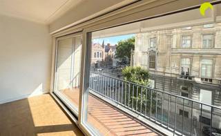 <p><span>Dans le quartier convivial de Harmoniewijk, à 2018 Anvers, nous trouvons cet appartement spacieux de 127 m², récemment rafraîchi, avec une terrasse ensoleillée et une place de parking.</span></p><p><span>Par lescalier ou lascenseur, nous accédons au 2e étage de limmeuble. Nous entrons dans un hall spacieux avec parquet en damier et placard vestiaire intégré. Par les grandes portes vitrées, nous accédons au beau séjour lumineux de 45 m², également doté dun parquet en damier. La nouvelle baie vitrée coulissante donne accès à une agréable terrasse où vous pourrez profiter pleinement du soleil grâce à son orientation plein sud.</span></p><p><span>Le séjour est directement attenant à la cuisine ouverte, qui a été en grande partie rénovée avec un nouveau sol, une nouvelle fenêtre ainsi quune nouvelle plaque à induction avec hotte aspirante intégrée. La cuisine dispose également dun lave-vaisselle, dun double évier et dun grand réfrigérateur neuf.</span></p><p><span>De retour dans le hall, nous nous dirigeons vers larrière de limmeuble. On y trouve 2 à 3 chambres. La chambre de gauche fait 12 m² (environ 3 x 4 m). Dans la chambre du milieu, également de 12 m², se trouve le raccordement pour la machine à laver. Cette pièce peut donc servir de buanderie/débarras, mais peut également être aménagée en bureau ou en chambre damis.</span></p><p><span>La chambre principale fait 18 m² et dispose dun dressing attenant avec placards intégrés. Lappartement comprend également une salle de bains spacieuse avec double lavabo et baignoire équipée dune barre de douche. Les toilettes sont séparées.</span></p><p><span>Toutes les chambres ont bénéficié dun nouveau revêtement de sol et de nouvelles fenêtres avec vitrage HR. Lensemble de lappartement a été soigneusement repeint en blanc. Dans le hall de nuit, pas moins de 3 placards intégrés offrent encore un espace de rangement supplémentaire.</span></p><p><span>Au sous-sol se trouvent une cave privative ainsi quun local à vélos commun. Les conteneurs à déchets ménagers sy trouvent également.</span></p><p><span>Enfin, une place de parking située à larrière de limmeuble est comprise dans le loyer.</span></p><p><span>En résumé, un appartement impeccable, prêt à emménager, situé dans un quartier agréable !</span></p><h3><span>Informations utiles :</span></h3><ul><li><span>Charges mensuelles : 250 (provision pour le chauffage, leau chaude et froide, lascenseur, le syndic, le concierge, le nettoyage des parties communes, la gestion des déchets ménagers et léclairage des parties communes)</span></li><li><span>Garantie locative : 3 mois</span></li><li><span>État des lieux : 225 (frais uniques)</span></li><li><span>Disponibilité : immédiatement</span></li><li><span>PEB : 115 kWh/m² (B)</span></li></ul><p><span>Réservez dès maintenant votre visite EN LIGNE. Rendez-vous sur le bien concerné sur notre site www.habicom.be et cliquez sur le bouton rose « PLANIFIER UNE VISITE ».</span></p><p><span>Choisissez le moment qui vous convient le mieux, complétez les coordonnées demandées et cliquez ensuite sur envoyer pour confirmer.</span></p><p><span>Curieux de connaître la valeur de votre habitation ? Découvrez-la gratuitement sur www.watismijnhuiswaard.be.</span></p>