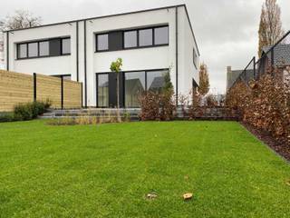 <br /><br />Gelegen in een rustige, residentiële buurt, omgeven door groen en toch op korte afstand van het centrum, vindt u deze hedendaagse, ruime halfopen bebouwing.<br /><br />Doordachte Indeling en Lichtrijke Leefruimtes<br /><br />Gelijkvloers:<br />U wordt verwelkomd in een nette inkomhal met gastentoilet. De leefruimte is het hart van de woning, badend in het licht dankzij grote raampartijen die het open karakter versterken en een naadloze overgang naar de tuin creëren.<br /><br />De strakke, hedendaagse keuken met eiland en composiet werkblad zijn een droom voor elke chef. Hier stelen volgende, kwalitatieve apparaten de show: een vaatwasser, koelkast, microgolfoven met grill en een inductie kookplaat met geïntegreerde afzuiging.<br /><br />Voor extra praktisch gemak zijn er direct op het gelijkvloers een berging naast de keuken én een wasplaats.<br /><br />Comfort en Luxe op de Verdieping<br /><br />De woning beschikt over 4 ruime slaapkamers,<br /><br />Grote Badkamer: Een oase van rust met een prachtig afgerond Acrylbad, een dubbel lavabomeubel, inloopdouche . Vanuit deze badkamer is er een directe toegang tot een wasluik dat rechtstreeks uitkomt in de wasplaats beneden!<br /><br />Douchekamer; Voorzien van een douche én een wastafel,<br /><br />Een keurige voortuin, prachtig aangelegd terras met tuin achteraan, ideaal voor ontspanning!<br /><br />Deze woning combineert een doordachte, praktische indeling met hoogwaardige, trendy afwerking en uitstekende ligging!<br />