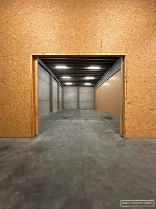 Industriële ruimte te huur in Otegem - 220 m²  (22 m x 10 m, hoogte 7,4 m)goed geïsoleerdafmeting poort: 4,5 x 4 m hoogalarmsanitairHuurprijs: € 795...