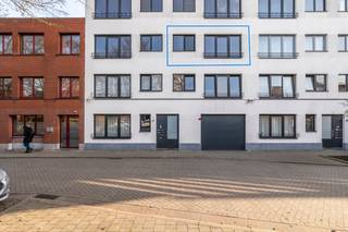 Gerenoveerd en luxe afgewerkt appartement van 75m² met 2 slaapkamers, lichte leefruimte en zuid terras aan de achterzijde. Het appartement heeft...