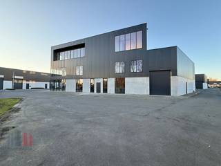 Unieke nieuwbouwontwikkeling te huur, bestaande uit een kantoorruimte gecombineerd met magazijn/showroom met een totale oppervlakte van 901 m²...