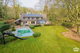Zeer stijlvolle en hoogwaardig afgewerkte villa gelegen in Kapellen-Bos, met o.a. een lichtrijke en ruime leefruimte, luxueuze leefkeuken...
