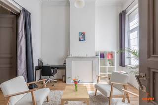 Dit herenhuis heeft een <strong>uitstekende ligging</strong> nabij het Citadelpark en vormt een belangrijke invalsweg met een mix van handelszaken, kantoren en woongelegenheden. De locatie is bovendien goed verbonden met het openbaar vervoer: tram- en bushaltes in de directe omgeving en op slechts enkele minuten wandelafstand van Gent‑Sint‑Pieters station. Dankzij de binnenring van Gent en de N60 staat u vlot op uw bestemming. <br /><br />De woning werd uitgerust met een <strong>imposante inkom</strong> waar u verder gaat naar de woonkamer met aansluitend de eetkamer. Deze kamer geeft uit op een leuke koer. Op het einde van de gang vindt u de volledig geïnstalleerde keuken met achterliggend een apart toilet. De ruime kelder bestaat uit drie ruimten. Op een eerste tussenverdiep vindt u de vernieuwde badkamer met apart toilet en inloopdouche. Verder op het eerste verdiep zijn<strong> twee slaapkamers</strong> en een berging/ dressing. Op de tweede verdieping vindt u nog eens twee slaapkamers en een tweede badkamer met douche en toilet. Tot slot op het derde verdiep heeft u een <strong>polyvalente ruimte </strong>voorzien van kitchenette. Dankzij de veluxen komt zonlicht deze ruimte binnen. In de volledige woning zijn hoge plafonds, sierschouwen en prachtige moulures terug te vinden. <br /><br />Momenteel doet de woning dienst als kantoorgebouw en is integraal verhuurd. <br /><br />Wenst u dit herenhuis te bezichtigen? Neem gerust telefonisch contact via 09 278 88 88 voor het maken van een afspraak.