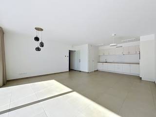 Aan de hippe stationsbuurt in Aalter vinden we dit instapklaar 2-slaapkamer appartement met zéér ruim terras. Ideaal voor eigen bewoning of...