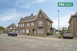 Ruime halfopen woning met 3 slaapkamers, gelegen in de Gravenstraat 22 te Izegem, op een perceel van 510 m² en met een bewoonbare oppervlakte van 206 m².Deze woning bevindt zich in een rustige straat in Emelgem, nabij het centrum van Izegem. Dankzij de centrale ligging geniet je van een vlotte bereikbaarheid naar winkels, horeca, openbaar vervoer en belangrijke invalswegen. Bovendien biedt de tuin de hele dag door zon en een mooi zicht op het groen.De woning werd gebouwd in 1962, werd steeds goed onderhouden en biedt heel wat potentieel voor wie op zoek is naar ruimte en mogelijkheden.Indeling van de woning:Gelijkvloers:inkomhallichtrijke leefruimtekeukentoiletkeldertuinhuis en garage Eerste verdieping:nachthal3 ruime slaapkamersbadkamerZolder:Grote stockageruimte/ extra kamersTroeven:Centrale ligging in Izegem/EmelgemZonnige, onderhoudsvriendelijke tuin met terrasRuime woning met uitbreidingsmogelijkhedenBen je op zoek naar een ruime woning met potentieel op een goede ligging? Plan dan zeker jouw bezoek in!De eigendom wordt aangeboden via de Pre-sale formule. Op 09/05/2026 tussen 10:00 en 12:00 kan u de woning op afspraak komen bezichtigen en een bod uitbrengen. De vermelde prijs is een instelprijs. Voor meer info, gelieve contact op te nemen met de dossierverantwoordelijke.Dit pand is onderworpen aan de renovatieverplichting van de Vlaamse overheid voor residentiële gebouwen (behoudens bij sloop binnen 5 jaar na de aankoop). Consulteer voor meer informatie de website van het Vlaams Energie- en Klimaatagentschap via https://www.vlaanderen.be/een-woning-kopen/renovatieverplichting-voor-residentiele-gebouwenBestuursmaatregelen in het maatregelenregister: nee