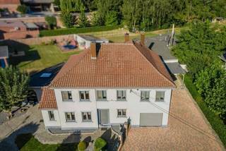 Handelszaak met riante woonst te Vroenhoven, Burgemeester Marresbaan 1.Gelegen op een commercieel zeer gunstige locatie. Het volledige gebouw biedt...