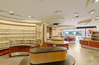 <p><span>En plein cœur de Vilvoorde, une opportunité unique s'offre à vous. Bénéficiez d'une visibilité optimale, entouré de boutiques, de restaurants et d'entreprises, et devenez partie intégrante de cette communauté dynamique. Cet espace commercial polyvalent ouvre la porte à d'innombrables possibilités pour lancer votre activité.</span></p><p><span>Ce qui rend cet emplacement encore plus attrayant, c'est son accessibilité sans effort. Que vous choisissiez les transports en commun ou la voiture, votre entreprise deviendra une destination facile à trouver pour les clients.</span></p><p><span>Avec une surface flexible de (102m²), le rez-de-chaussée offre la liberté d'adapter l'espace aux besoins spécifiques de votre entreprise. Que vous rêviez d'une boutique, d'un bureau, d'un showroom ou d'un restaurant, les possibilités sont vraiment illimitées.</span></p><p><span>Vilvoorde, chargée d'histoire et bourdonnante d'activité, est le cadre idéal pour réaliser vos rêves d'entreprise. Ne manquez pas cette opportunité et installez votre entreprise dans le cœur battant de Vilvoorde. Contactez-nous dès aujourd'hui pour plus d'informations et pour visiter cet espace commercial unique. Découvrez les opportunités qu'offre cet emplacement pour la croissance et l'épanouissement de votre entreprise !</span></p><p><span> </span></p>