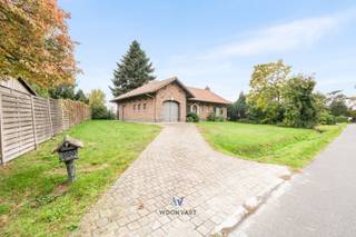 SCHRIJF JE IN VOOR DE BEZOEKDAG OP 02/11 VIA ONZE WEBSITE!<br /><br />Deze vrijstaande woning uit 1976 biedt een bewoonbare oppervlakte van 160 m² op een ruim perceel van 1.125 m². De solide bouw, het EPC-label D en de asbestveilige status maken dit de perfecte basis voor wie wil moderniseren op eigen tempo.<br /><br />Binnen vind je een ruime leefruimte met tuinzicht, aparte keuken, 2 slaapkamers, badkamer en inpandige garage.<br />Buiten geniet je van een grote, zonnige tuin met vrij uitzicht — een oase van rust in één van de meest gezochte straten van Belsele.<br /><br />Met winkels, scholen, openbaar vervoer en de E17 vlakbij, combineert deze woning landelijk wonen met een vlotte bereikbaarheid.<br /><br />Kortom: een ideale gezinswoning met ruimte, potentieel en een toplocatie.<br />Plan jouw bezoek via Woonvast.