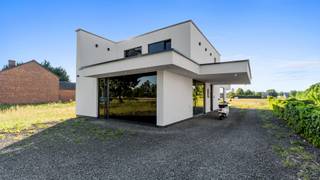 Welkom op de Meeënweg 26 in Genk.Bent u op zoek naar een moderne en energiezuinige woning, die perfect geschikt is om gelijkvloers te wonen?Bent u op...
