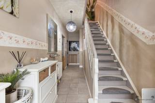 <p><span>Bent u op zoek naar een ruime woning met veel potentieel op een toplocatie in het centrum van Brasschaat? Dan is deze woning aan de Van de Wiellei zeker een bezoek waard. Dankzij de centrale ligging bevindt u zich op wandelafstand van scholen, winkels, openbaar vervoer en tal van andere voorzieningen.</span></p><p><span>Gelijkvloers</span></p><ul><li><span>Inkomhal met toilet en toegang tot de kelder</span></li><li><span>Inpandige garage met aansluiting voor wasmachine en elektrische poort</span></li><li><span>Lichtrijke leefruimte met halfopen keuken, voorzien van vaatwasser, koelkast, kookplaat, oven en dubbele spoelbak</span></li><li><span>Terras met aangename, ruime tuin</span></li></ul><p><span>Eerste verdieping</span></p><ul><li><span>Nachthal</span></li><li><span>Twee ruime slaapkamers</span></li><li><span>Badkamer uitgerust met dubbele wastafel en ligbad (met jacuzzifunctie) met douche</span></li></ul><p><span>Zolderverdieping</span></p><ul><li><span>Ingerichte zolderkamer, momenteel gebruikt als ruime slaapkamer met ingemaakte kasten</span></li><li><span>Toegang tot een mezzanine met tal van mogelijkheden, bijvoorbeeld als dressing of bureau </span></li></ul><p><span>Kortom, een ideale gezinswoning met ruimte op een uitstekende locatie. Interesse? Contacteer ons vandaag nog om een bezichtiging in te plannen.</span></p>