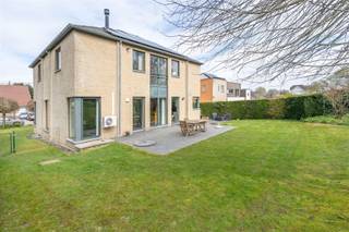 Century21 ImmoNero présente cette spacieuse villa contemporaine de 253m² + 134m² de sous-sol + grenier sur un beau terrain de 11A59ca orienté...