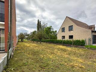 AANTREKKELIJK BOUWPERCEEL voor HALFOPEN BEBOUWING op centrale ligging in Leupegem (Oudenaarde). Met een MOOIE STRAATBREEDTE VAN 10,5 METER en...