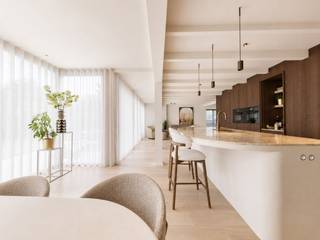 In een rustige, doodlopende straat , op slechts enkele minuten van het centrum van Knokke, bevindt zich deze uitzonderlijk gerenoveerde vrijstaande woning. Als voorlaatste woning in de straat geniet U hier van maximale privacy, een oase van rust en tegelijk een uitstekende bereikbaarheid van winkels, scholen, horeca en alle dagelijkse voorzieningen.<br /><br />Deze woning werd volledig op maat ontworpen voor comfortabel wonen, waarbij elk detail zorgvuldig werd uitgewerkt. Geen standaard renovatie, maar een doordacht totaalconcept waarin hoogwaardige materialen, verfijnde afwerking en praktisch wooncomfort harmonieus samenkomen. Doorheen de volledige woning werden maatwerkkasten geïntegreerd, subtiele indirecte verlichting accentueert de architectuur en zelfs de kleinste details, zoals discreet weggewerkte stopcontacten, dragen bij aan de luxueuze uitstraling. Op maat gemaakte gordijnen en de clay-stucafwerking over de volledige woning vervolledigen het geheel.<br /><br />Bij het betreden van de woning wordt U verwelkomd in een royale inkomhal met een indrukwekkende plafondhoogte. Een stijlvolle vestiairekast op maat, indirecte wandverlichting, een elegante gietvloer en een gastentoilet zetten onmiddellijk de toon.<br /><br />De leefruimte baadt dankzij de plafondhoge raampartijen in natuurlijk licht. Binnen en buiten vloeien naadloos in elkaar over, waardoor een bijzonder aangenaam ruimtegevoel ontstaat. De warme parketvloer en de op maat gemaakte kastenwand, die harmonieus doorloopt van de woonkamer naar de keuken, zorgen voor een strak en tijdloos interieur.<br /><br />De keuken vormt zonder twijfel het kloppende hart van de woning. Het organisch gevormde kookeiland met luxueus marmeren werkblad nodigt uit om samen te koken, aperitieven of gezellig aan de bar te ontbijten. De lichte clay-stucafwerking vormt een stijlvol contrast met de donkere maatwerkkasten en creëert een hedendaagse, verfijnde sfeer. Aansluitend bevindt zich de lichtrijke eetplaats met een prachtig zicht op de tuin.<br /><br />Praktisch comfort ontbreekt evenmin. Naast de keuken bevindt zich een volledig ingerichte wasruimte met maatwerkkasten, aansluitingen voor wasmachine en droogkast en een afzonderlijke zij-ingang. De inpandige garage biedt plaats aan een wagen en beschikt bovendien over extra ruimte voor fietsen, bromfietsen of bijkomende stockage. Ook op de oprit is er parkeergelegenheid voorzien voor twee wagens.<br /><br />De onderhoudsvriendelijke tuin werd aangelegd met oog voor rust en esthetiek. Het organisch gevormde natuurstenen terras vormt een verlengstuk van de leefruimte en biedt de ideale setting om in alle privacy van het buitenleven te genieten.<br /><br />Op de eerste verdieping bevindt zich de stijlvolle masterbedroom met maatwerkkasten en de ensuite badkamer beschikt over een ligbad, inloopdouche, wastafel en toilet. <br /><br />Daarnaast zijn er nog twee volwaardige slaapkamers die beiden toegang hebben tot een badkamer met inloopdouche, wastafel alsook een afzonderlijk toilet. <br /><br />Deze instapklare woning combineert hedendaagse architectuur, hoogwaardige materialen en een bijzonder doordachte indeling tot een unieke woonervaring. Een eigendom waar design, comfort en functionaliteit elkaar perfect versterken.<br /><br />Bent U op zoek naar een exclusieve woning waar rust, luxe en wooncomfort centraal staan, op een toplocatie nabij het centrum van Knokke? Contacteer ons vandaag nog voor meer informatie of plan een bezoek en laat u ter plaatse overtuigen door de uitzonderlijke afwerking en het unieke karakter van deze prachtige eigendom.