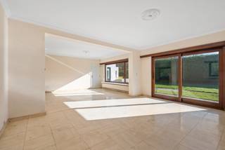 BENIEUWD? VRAAG EEN AFSPRAAK AAN VIA WWW. HILLEWAERE.BE EN KLIK OP DE RODE KNOP 'BEZOEK AANVRAGEN'.<br /><br />Wonen in alle rust, omringd door groen, maar toch vlakbij het centrum van Vosselaar? Dan is deze charmante vrijstaande woning met veel privacy precies wat u zoekt!<br /><br />Gelijkvloers<br />De woonkamer is lichtrijk en ruim, met een gezellige houtkachel en prachtig zicht op de achtertuin. Via een kleine gang met praktische ingemaakte kasten komt u bij de tijdloze keuken, compleet met ontbijthoek en eveneens een prachtig uitzicht op de tuin.<br /><br />Daarnaast is er een multifunctionele kamer die dienst kan doen als extra slaapkamer, bureau of speelkamer voor de kinderen. Verder beschikt het gelijkvloers over een apart toilet en een doucheruimte.<br /><br />Verdieping<br />Op de eerste verdieping bevinden zich drie ruime slaapkamers en een kleinere kamer, ideaal als dressing of opbergplek. De badkamer is volledig uitgerust met ligbad, douche, dubbele wastafel en toilet.<br /><br />De woning beschikt tevens over een garage en een grote tuinberging.<br /><br />Tuin:<br />Omringd door het groen van de tuin is het hier werkelijk heerlijk vertoeven. Het terras en de tuin bieden een oase van rust en privacy, ideaal voor ontspannen momenten of gezellige avonden met vrienden en familie.<br /><br />Bijzonderheden:<br />- Zonnepanelen<br />- Onmiddellijk beschikbaar<br />- Toplocatie!