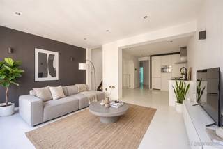 <p><span>Zoek je een kwalitatief gerenoveerd appartement met lage algemene kosten waar je zo in kan? Dan zit je hier met deze duplex goed. Denk: mooie gietvloer, twee badkamers, veel bergruimte, twee slaapkamers en een XL terras midden in de stad.</span></p><p><span> </span></p><p><span>Je komt het appartement op de tweede verdieping binnen in de centrale hal, waar de mooie gietvloer meteen opvalt. Rechts bevindt zich de open keuken die naadloos overgaat in de gezellige en lichtrijke leefruimte. Links leidt de nachthal naar de ruime slaapkamer, een praktische berging, Kleine badkamer en een apart gastentoilet.</span></p><p><span> </span></p><p><span>Ruime woonkamer met open keuken</span></p><p><span>Meteen rechts bij het binnenkomen bevindt zich de stijlvolle open keuken in L-vorm. Deze is volledig uitgerust en beschikt over alle hedendaagse comfort, waaronder een combi-oven, een volwaardige koelkast, een diepvriezer met drie vriesvakken, een vaatwasser, een inductiekookplaat, een dampkap en een dubbele spoelbak. Aansluitend bevindt zich de lichtrijke leefruimte, waar de kamerbrede en hoge raampartijen zorgen voor een aangename lichtinval gedurende de hele dag. De keuken en woonkamer vloeien naadloos in elkaar over dankzij de stijlvolle gietvloer.</span></p><p><span> </span></p><p><span>Tweede badkamer met slaapkamer</span></p><p><span>Links bij het binnenkomen bevindt zich een praktische technische berging met aansluitingen voor een wasmachine en droogkast, evenals de verwarmingsketel. Zo blijven alle technische installaties netjes uit het zicht en blijft de rest van het appartement mooi strak.</span></p><p><span>Aansluitend bereikt u de eerste badkamer. Een absolute troef van dit appartement is de aanwezigheid van twee volwaardige badkamers ideaal voor gezinnen of gasten. Naast de badkamer bevindt zich bovendien een apart gastentoilet.</span></p><p><span>Helemaal achteraan vindt u de eerste slaapkamer, afgewerkt met dezelfde hoogwaardige gietvloer die doorheen het volledige appartement werd doorgetrokken. Een bijzonder pluspunt is de aparte dressinghoek.</span></p><p><span> </span></p><p><span>Derde verdieping met XL terras </span></p><p><span>Via de inpandige trap bereikt u de derde verdieping, waar zich twee absolute blikvangers van dit appartement bevinden: het indrukwekkende dakterras en de uitzonderlijk ruime badkamer. De badkamer is afgewerkt in dezelfde stijlvolle materialen als de badkamer op de tweede verdieping en straalt pure luxe uit. Ze beschikt over een ruime inloopdouche, een groot ligbad, een tweede toilet en een handdoekradiator, waardoor deze ruimte perfect is om volledig tot rust te komen.</span></p><p><span>Op deze verdieping bevindt zich eveneens de tweede volwaardige slaapkamer. </span></p><p><span>De absolute eyecatcher is zonder twijfel het riante dakterras. Afgewerkt met een stijlvolle bankirai vloer vormt dit een unieke buitenruimte waar u in alle rust kunt genieten van de zon en een prachtig uitzicht over de stad. Een zeldzame troef die dit appartement naar een hoger niveau tilt.</span></p><p><span> </span></p><p><span>Levendige buurt met alles binnen handbereik</span></p><p><span>Gelegen in een bruisende wijk in Antwerpen Noord, zit je hier op wandelafstand van het Sint-Jansplein, een hotspot met tal van eetgelegenheden en internationale handelszaken. Ook de Paardenmarkt en het hippe Eilandje liggen vlakbij.</span></p><p><span>Mobiliteit is hier een grote troef: met het Centraal Station en de Rooseveltplaats op korte afstand heb je toegang tot een uitgebreid netwerk van trams en bussen. Ideaal voor zowel klanten als medewerkers.</span></p><p><span> </span></p>