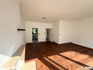 <p><span>Dit lichtrijke appartement is gelegen in de Haantjeslei, in de gegeerde Markgrave- en Harmoniewijk van Antwerpen.</span></p><p><span>Via de inkomhal bereikt u de ruime en aangename leefruimte. <br />De authentieke parketvloer zorgt voor extra karakter, terwijl de grote raampartijen veel natuurlijk licht binnenbrengen. <br />De ramen zijn uitgevoerd in aluminium profielen met dubbele beglazing. </span></p><p><span>Aansluitend bevindt zich de keuken, die is uitgerust met een gasfornuis, heteluchtoven en koelkast. De badkamer beschikt over een douche, een hangtoilet en een badkamermeubel.</span></p><p><span>Het appartement telt twee slaapkamers, beide afgewerkt met een laminaatvloer. <br />De grootste slaapkamer biedt rechtstreeks toegang tot het terras, waar u in alle rust kunt genieten.</span></p><p><span>In de kelder heeft u een privatieve kelderberging.</span></p><p><span>Het appartement geniet van een centrale ligging nabij het Hof van Leysen, het Harmoniepark en het Koning Albertpark. <br />In de directe omgeving vindt u tal van winkels, supermarkten, scholen, gezellige cafés en restaurants.</span></p><p><span>Dankzij de nabijgelegen tram- en bushaltes, goede fietsverbindingen en de vlotte aansluiting op de Singel en de Antwerpse Ring zijn zowel het stadscentrum als de omliggende gemeenten gemakkelijk bereikbaar.</span></p><p><span><br />Wenst u het appartement te bezichtigen? Neem dan snel contact met ons op om uw bezoekmoment vast te leggen.</span></p><p><span>Enkele afbeeldingen tonen een mogelijke inrichting van het appartement en werden gecreëerd met behulp van artificiële intelligentie. <br />Deze beelden zijn uitsluitend bedoeld ter inspiratie.<br /><br /></span><span>De vermelde prijs is een instelprijs. Deze methode geeft jou, als potentiële koper, de kans om op een transparante manier te bieden. <br />Na ontvangst van deze biedingen zal de verkoper beslissen of hij/zij de eigendom verkoopt aan het hoogste bod, de instelprijs is aldus niet bindend voor de verkoper.</span></p><p><span> </span></p>