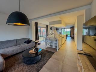 In Klerken, huisvest deze prachtig gerenoveerde woning met volgende indeling:GELIJKVLOERS:Inkomhal met vestiairekast - leefruimte met open en...