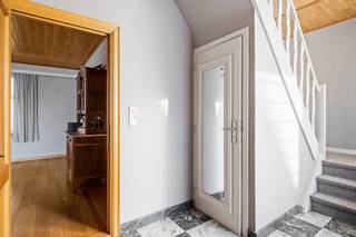 Centraal gelegen gezinswoning te Wuustwezel-centrum op een perceel van 702m²! De woning is deels te renoveren en bevat o.a. een lichtrijke...