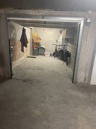 In Knokke-Heist is een garage of parking vinden soms een uitdaging, vooral tijdens de drukke zomermaanden. <br />Een garagebox is een handige oplossing voor wie regelmatig in de stad moet zijn en geen zin heeft om telkens op zoek te gaan naar een parkeerplek. <br /><br />Deze ruime garagebox biedt ook voldoende opslagruimte voor fietsen, surfplanken enz.<br />Een veelzijdige en praktische investering voor zowel bewoners als bezoekers van Knokke-Heist.