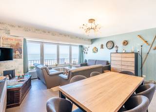 Te koop: gerenoveerd appartement met 2 volwaardige slaapkamers op de Zeedijk te Koksijde. Het appartement is gelegen op de derde verdieping...