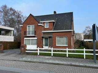 Stevige, goed gelegen woning op een perceel van 592m².<br />Deze, uiterst verzorgde, woning biedt tal van mogelijkheden voor wie op zoek is naar een degelijke gezinswoning.<br /><br />De woning werd in 2016 zowel boven als beneden voorzien van nieuwe pvc ramen met hoogrendementsbeglazing. Er zijn overal rolluiken. Het dak is geïsoleerd.<br /><br />De verwarming gebeurt door individuele mazoutkachels. De woning is aansluitbaar op het aardgasnet voor wie wil vernieuwen.<br />Er is een ruime oprit tot aan het tuinhuis/garage achteraan. De tuin is voorzien van een vijver en onderhoudsvriendelijk.<br /><br />De indeling is als volgt: inkomhal, leefruimte, keuken met zicht op de tuin, droge kelder, wasplaats, gelijkvloerse slaapkamer of bureau (vroeger garage) en een buitentoilet.<br />Boven zijn er drie volwaardige slaapkamers, een badkamer met lavabo, toilet en ligbad en twee bergruimtes.<br /><br />Centraal gelegen tussen Ooigem en Oostrozebeke, goeie verbinding naar zowel Waregem als Tielt.